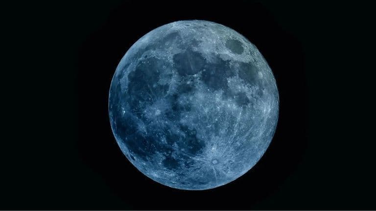 Lua Azul ilumina o céu em maio com efeito de microlua