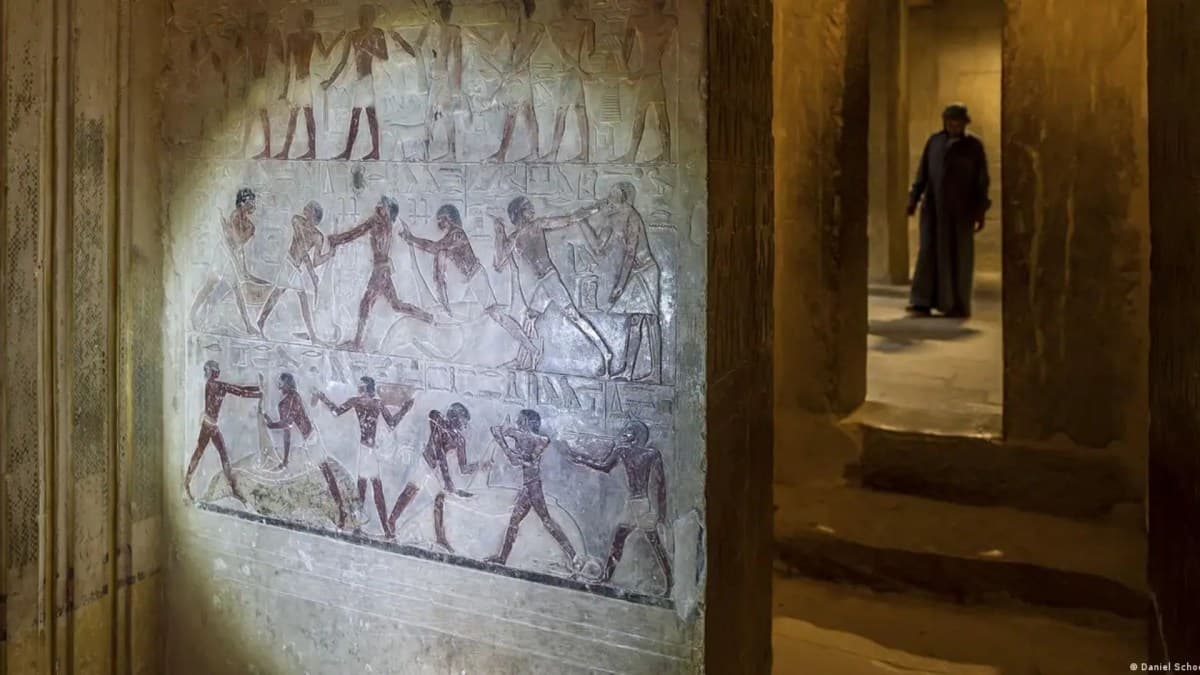 Túmulo do Antigo Reino é descoberto em Saqqara com artefatos funerários