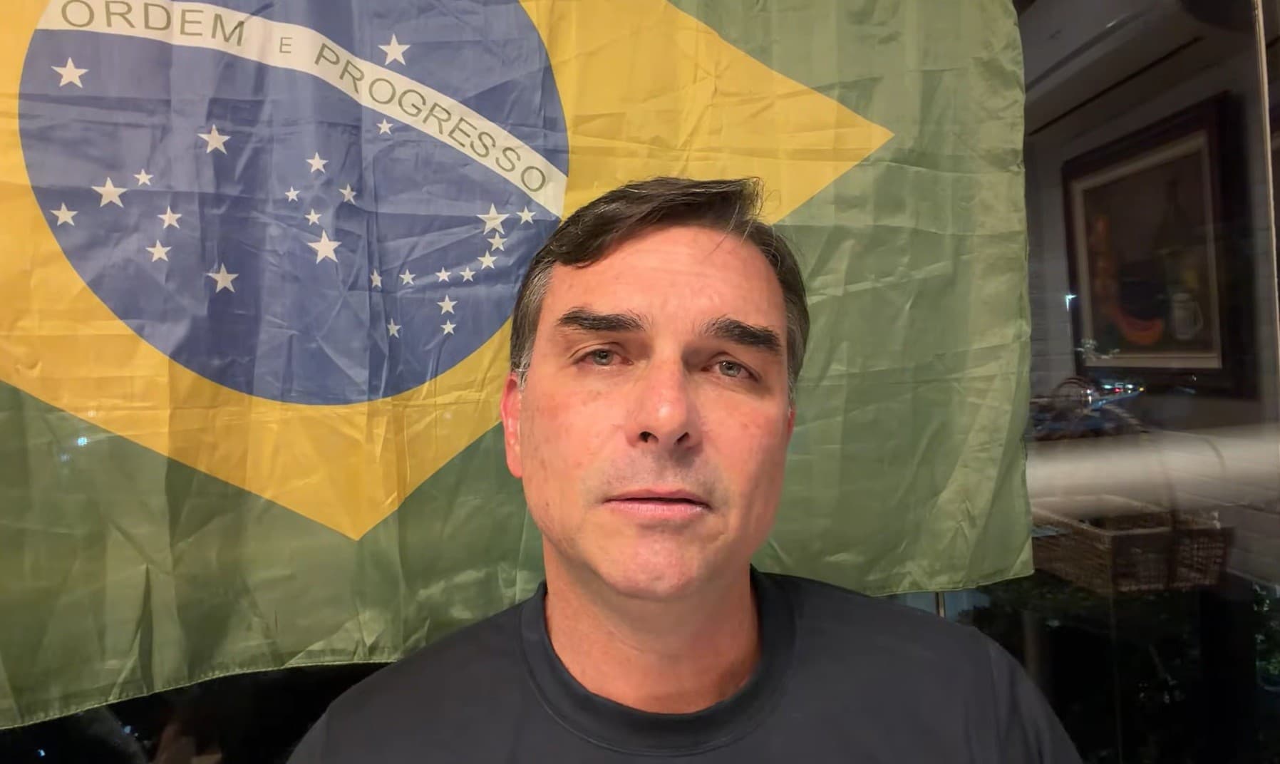 Flávio Bolsonaro critica Alexandre de Moraes por restrições judiciais