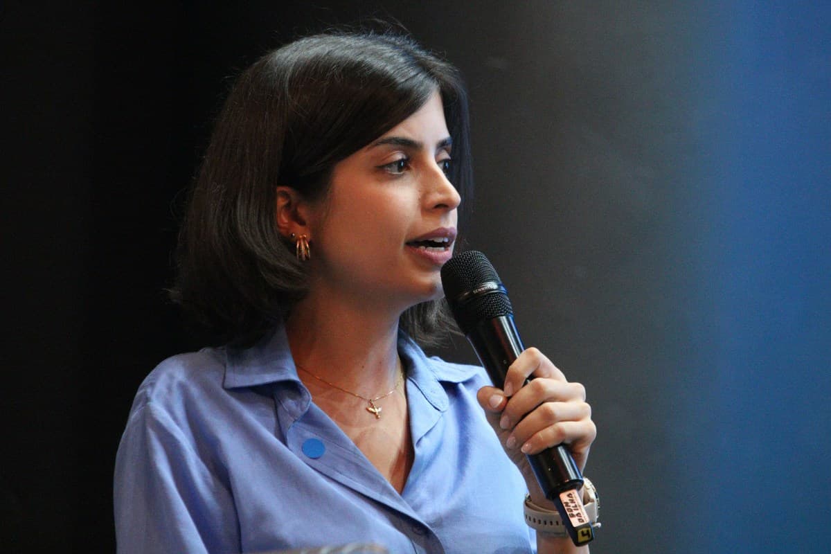 Mãe de Tabata Amaral internada após queda em evento de campanha
