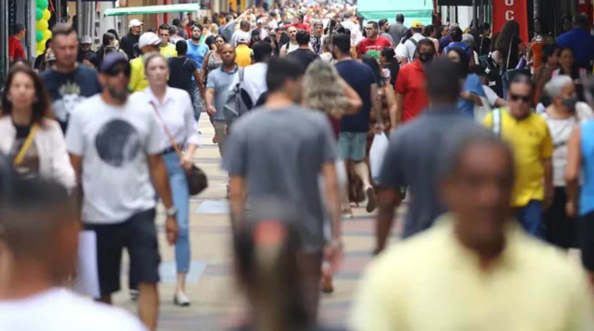 Taxa de desemprego no Brasil fica em 5,3% com população ocupada recorde