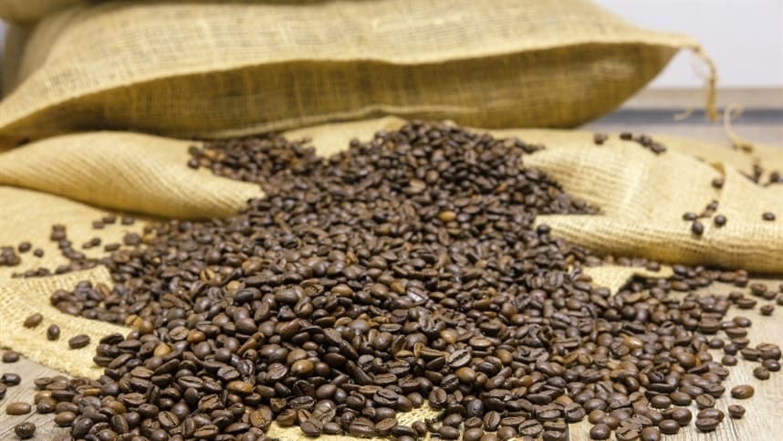 Café brasileiro sofre queda de preço com colheita avançada