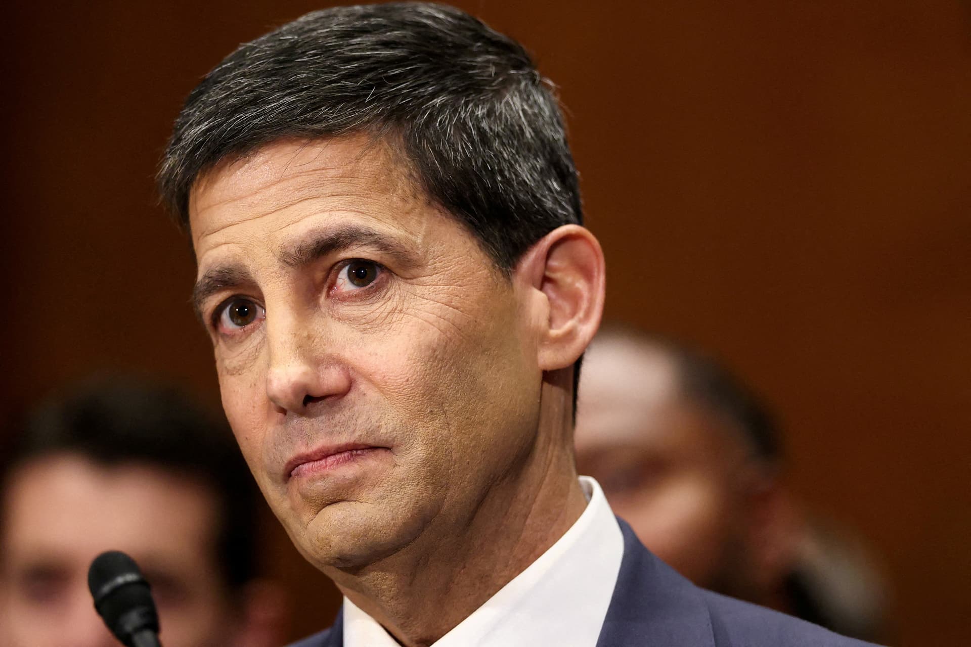 Kevin Warsh assume Federal Reserve em meio a pressões inflacionárias