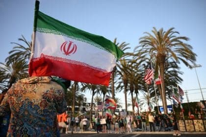 Estados Unidos e Irã assinam acordo histórico para paz no Oriente Médio