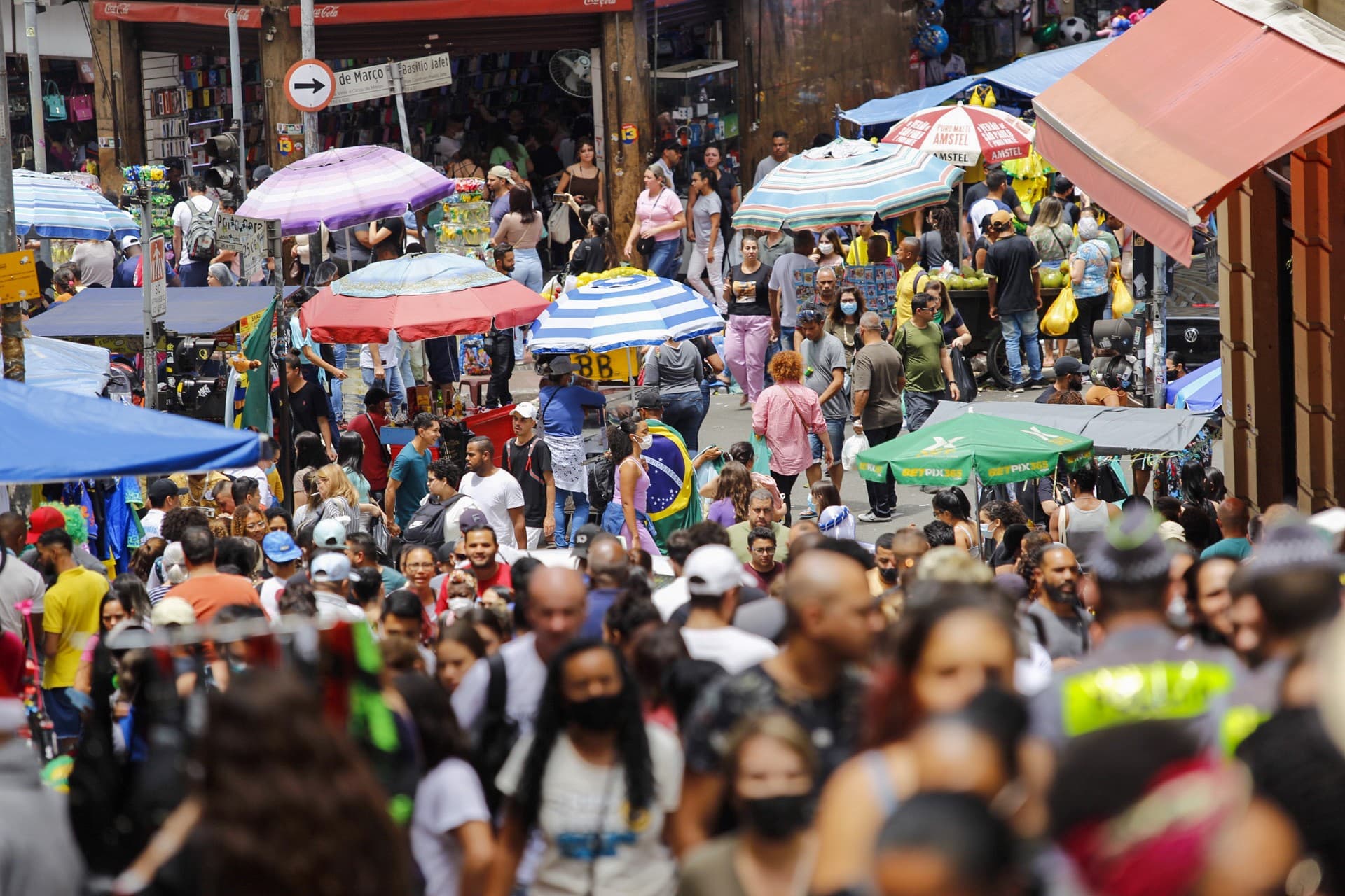 Salários médios no Brasil: setores com maior emprego pagam menos