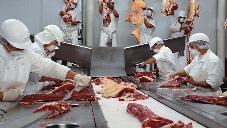 Frigoríficos brasileiros suspendem produção com cota chinesa preenchida