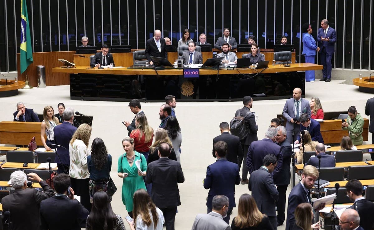 Deputados discutem PLP que visa tributação sobre combustíveis