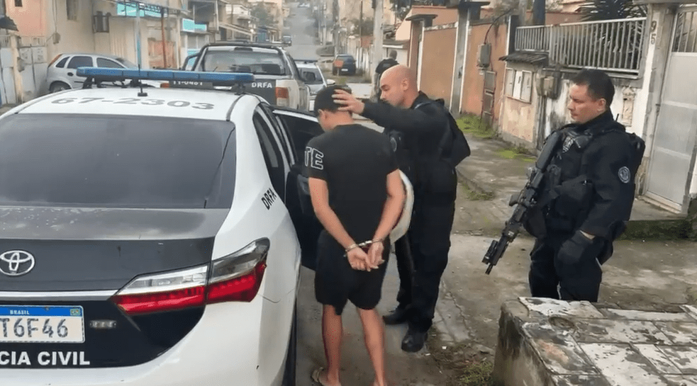Operação da polícia em São Gonçalo resulta em prisão por veículos roubados