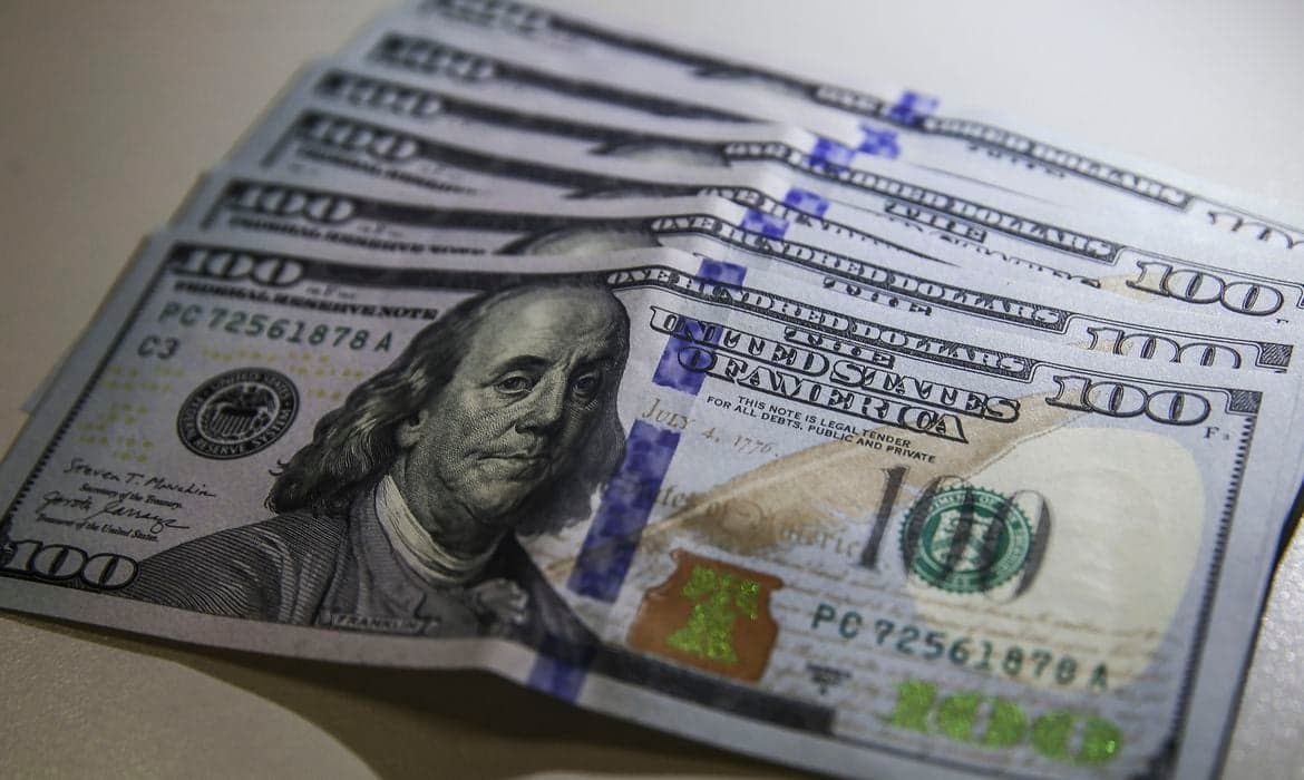 Dólar atinge menor valor em dois anos enquanto Bolsa bate recorde