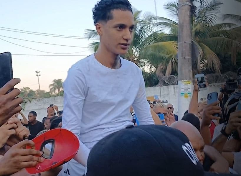 Rapper Oruam é réu por tentativas de homicídio e está foragido