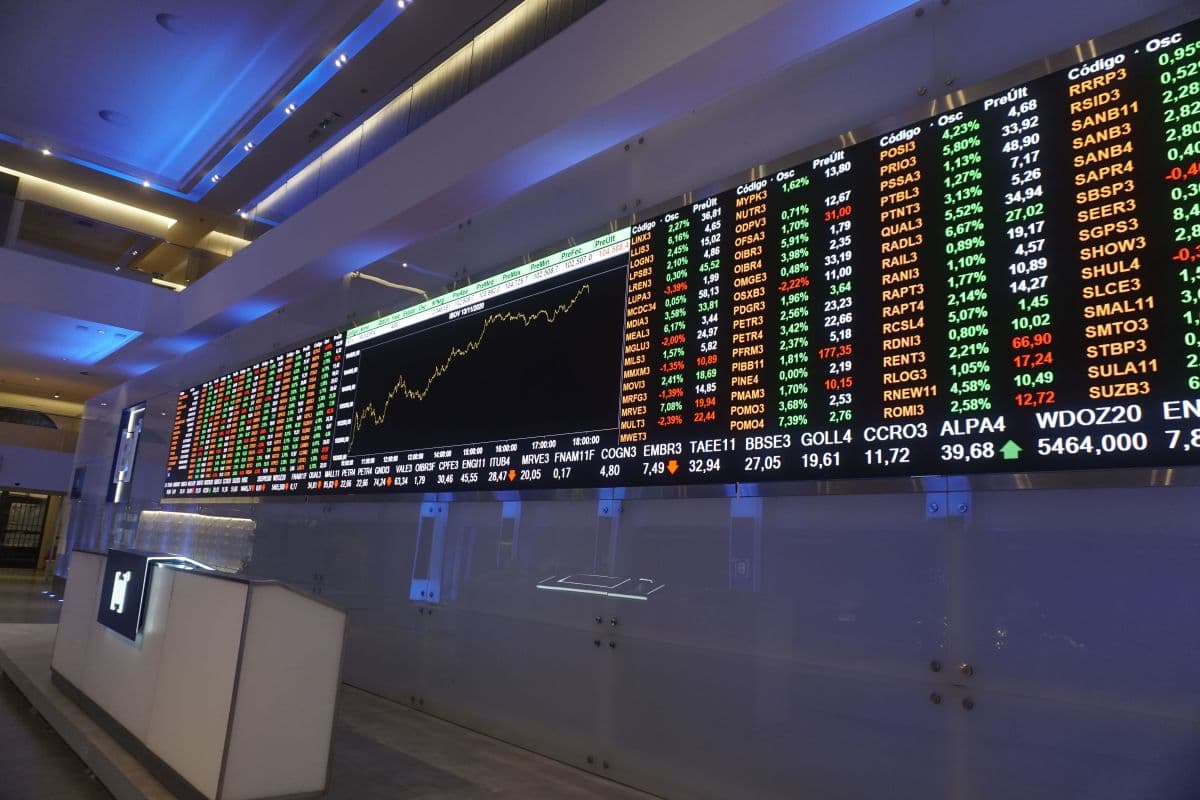Ibovespa cai com alta do petróleo e pesquisa aponta Lula à frente
