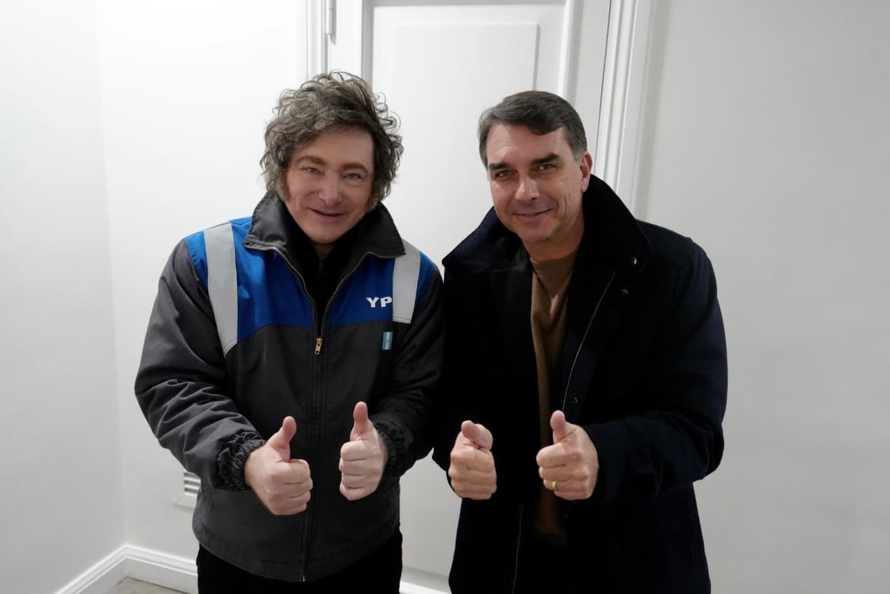 Milei apoia Flávio Bolsonaro em viagem ao Brasil