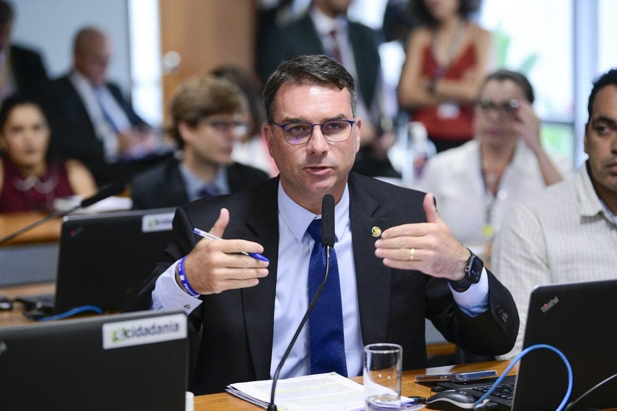 Flávio Bolsonaro enfrenta incertezas a dias da convenção do PL