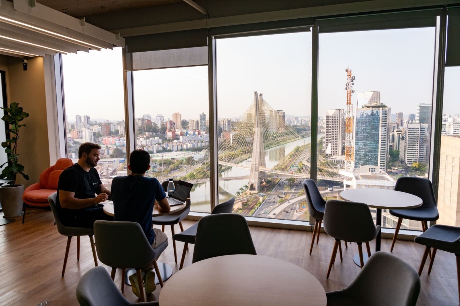 Home office em declínio: 63% dos brasileiros voltam ao escritório