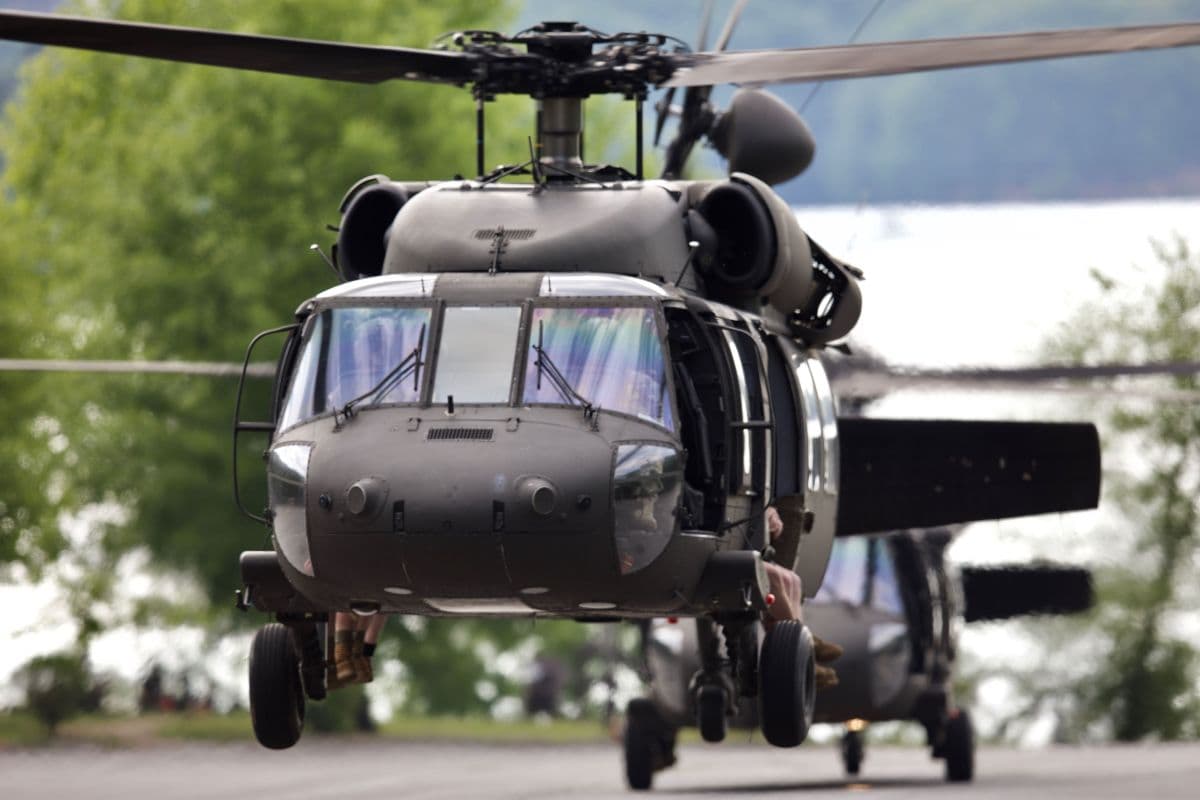 Helicópteros Blackhawk atacados enquanto resgatavam F-15 no Irã