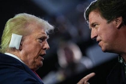 Tucker Carlson se afasta do trumpismo e pede desculpas pelo apoio a Trump