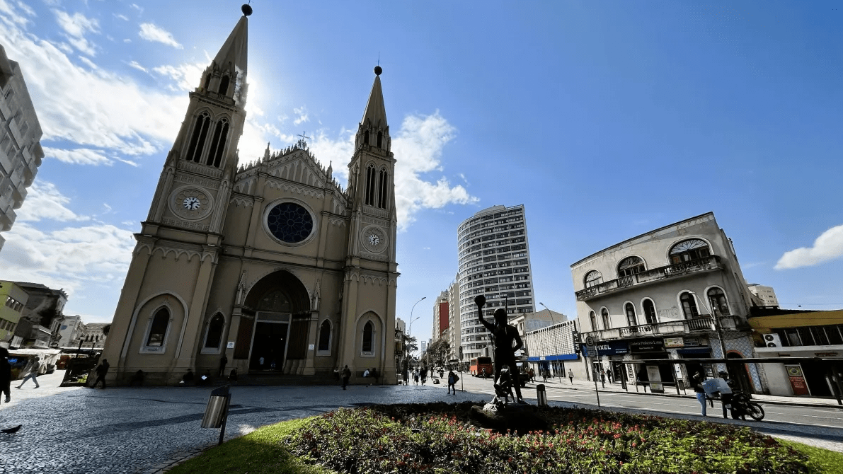 Previsão do Tempo: Curitiba enfrenta chuvas e temperaturas variadas