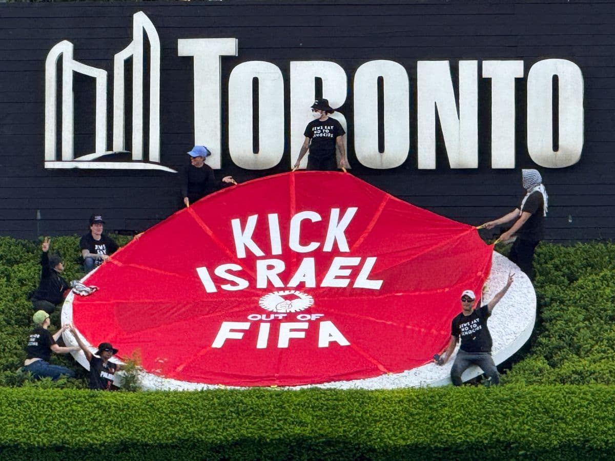 Manifestantes pedem expulsão de Israel da FIFA em Toronto