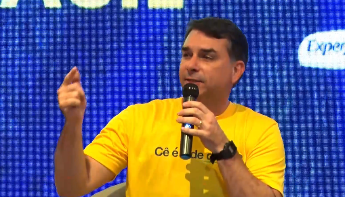 Flávio Bolsonaro promete transferir embaixada para Jerusalém