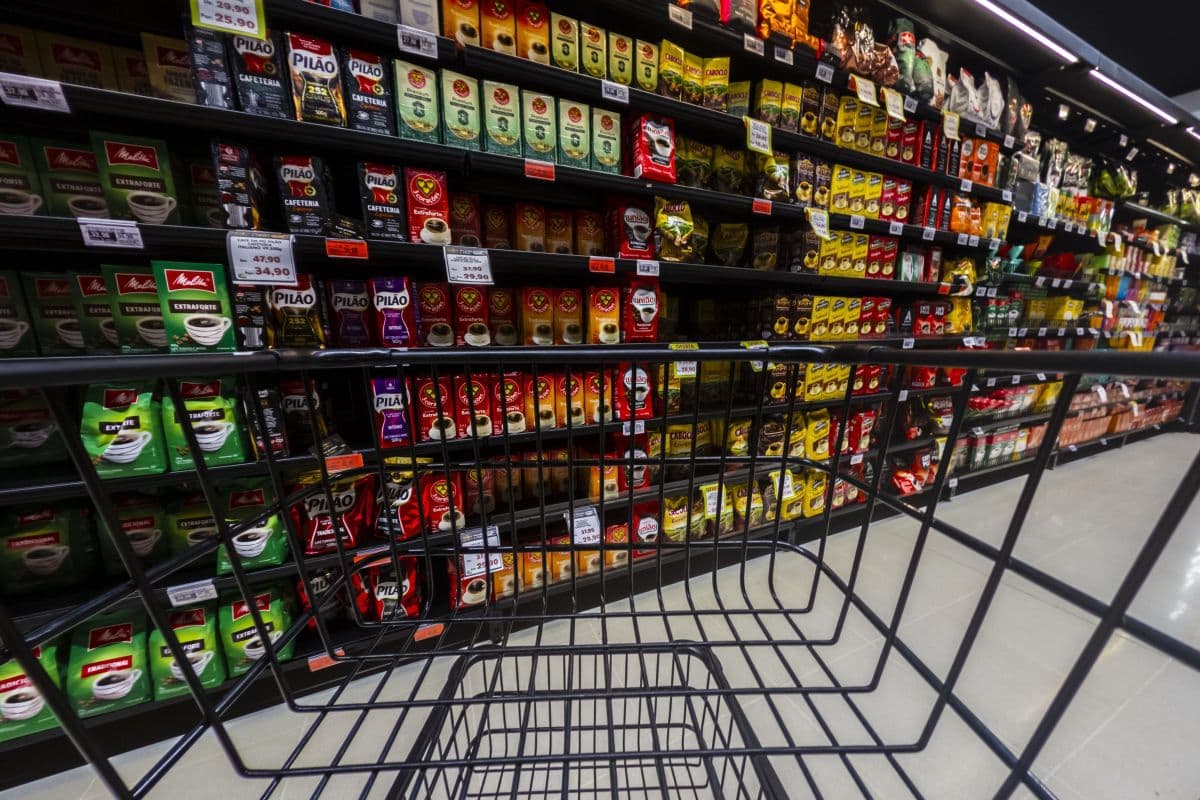 Nova tarifa dos EUA impacta setores específicos, mas economia brasileira segue estável