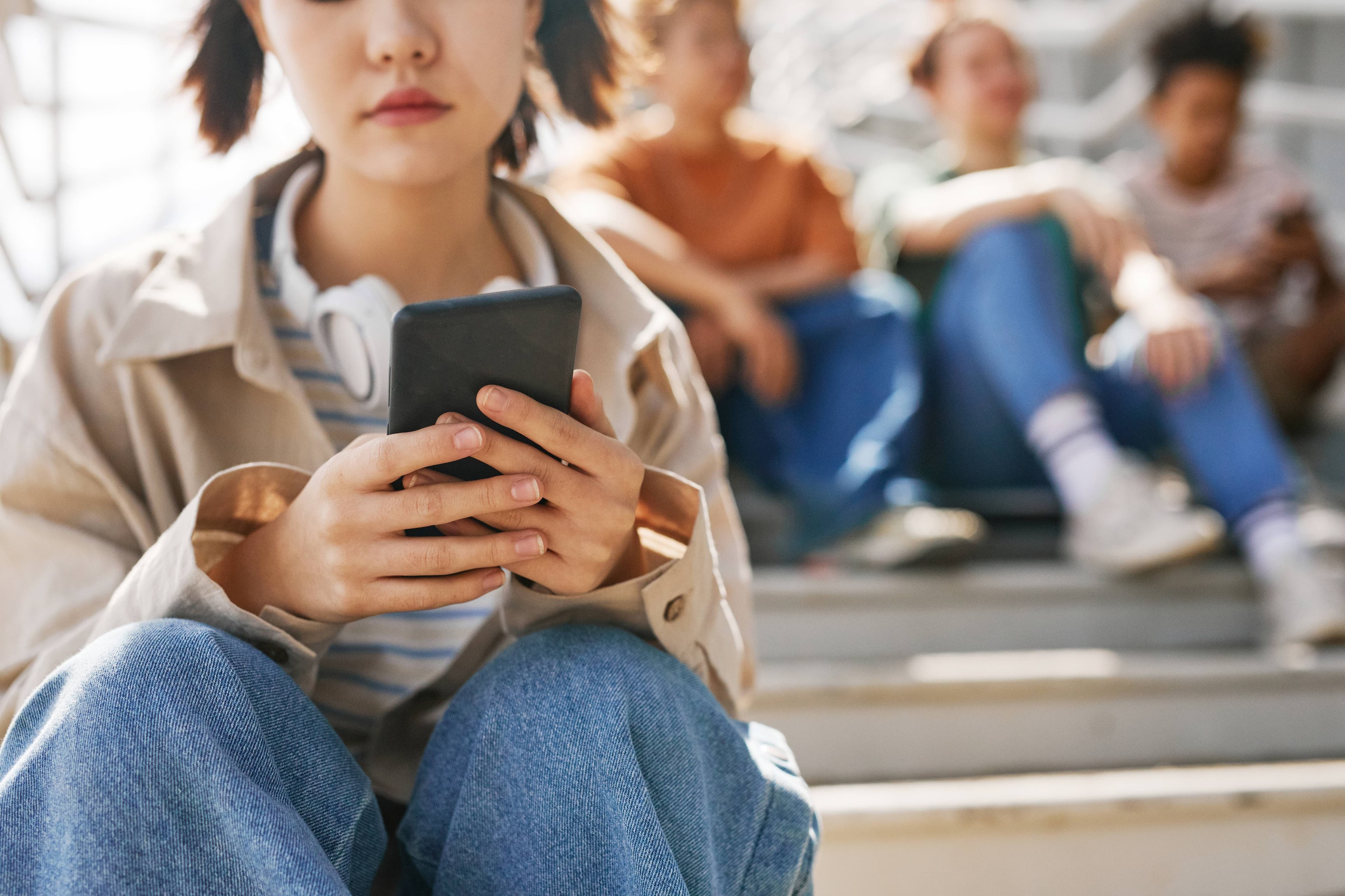 Austrália aumenta penalização para redes sociais com menores