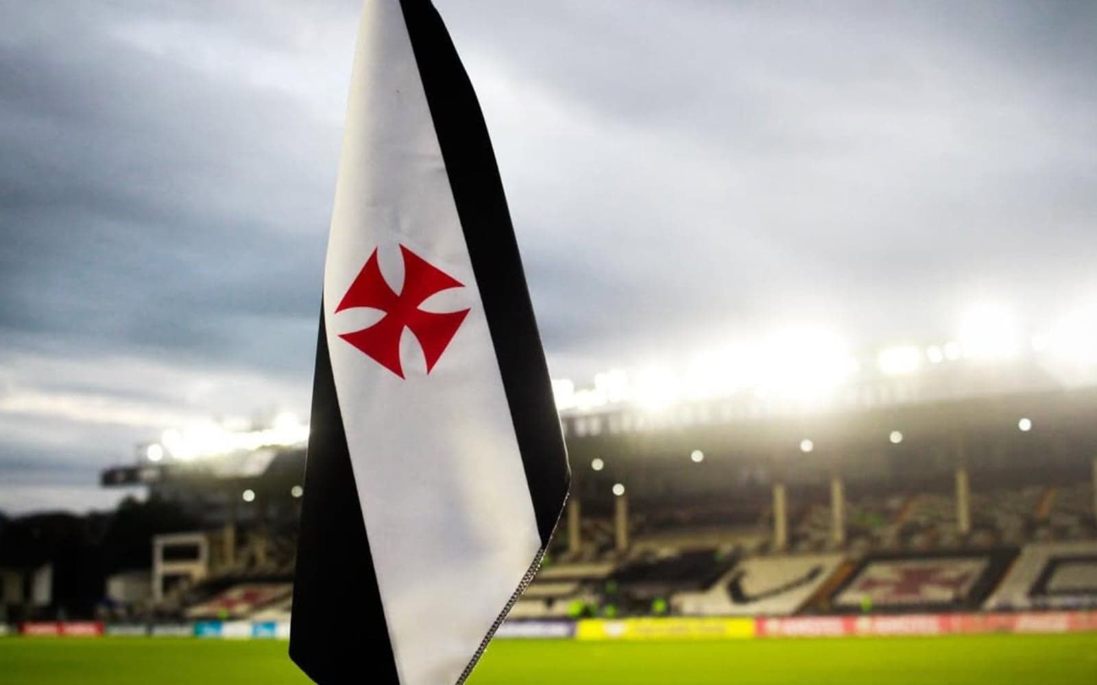 Vasco joga a temporada contra o Olimpia e tenta reagir após goleada e crise no Brasileirão