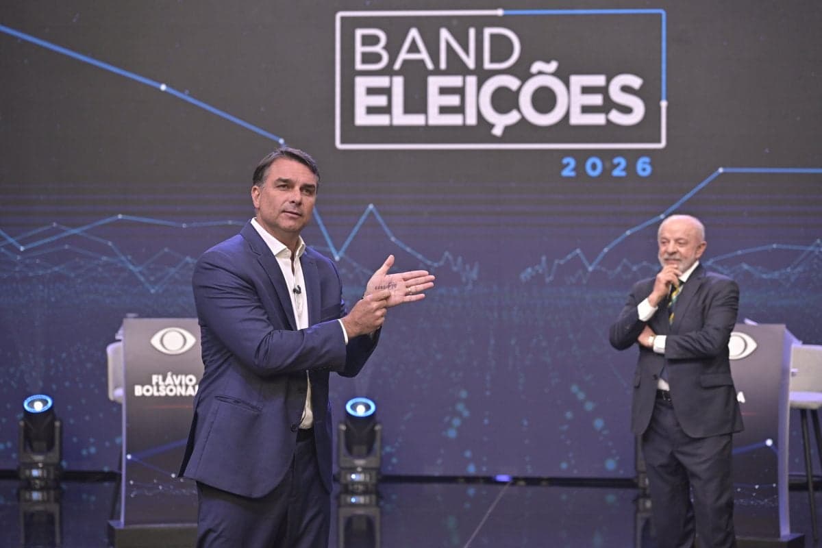 Senador Flávio Bolsonaro provoca reações e memes após gesto em debate