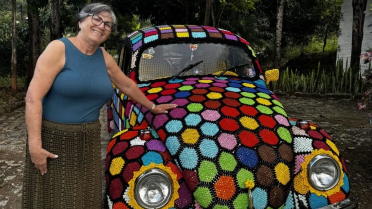 Fusca revestido de crochê se torna atração e ganha cor 'fantasia'