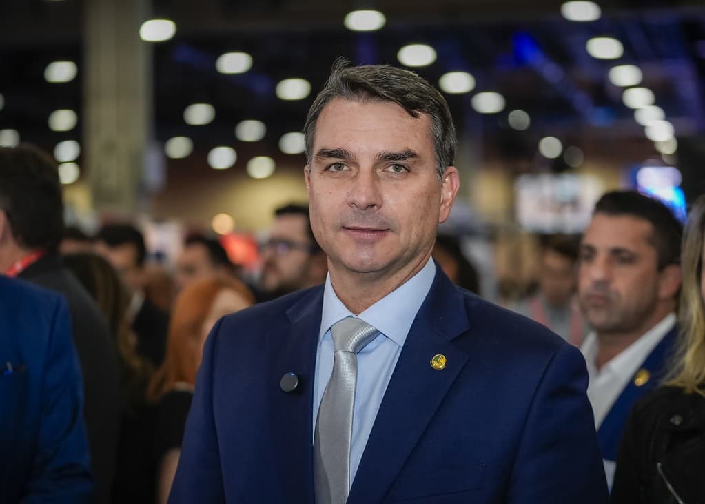 Flávio Bolsonaro se reúne com Trump e enfrenta queda nas pesquisas