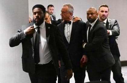 Trump é retirado de jantar após disparo de arma em Washington