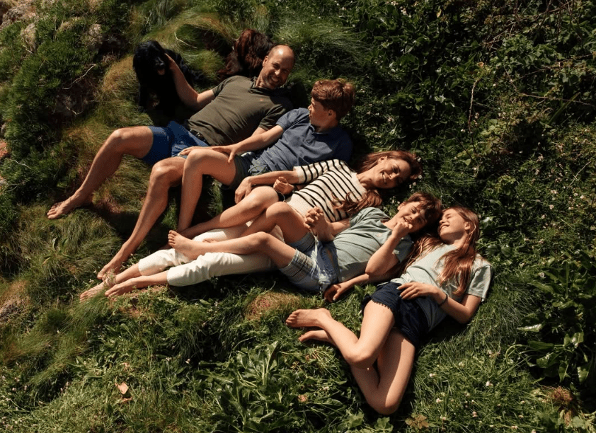 William e Kate celebram 15 anos de casamento com foto da família