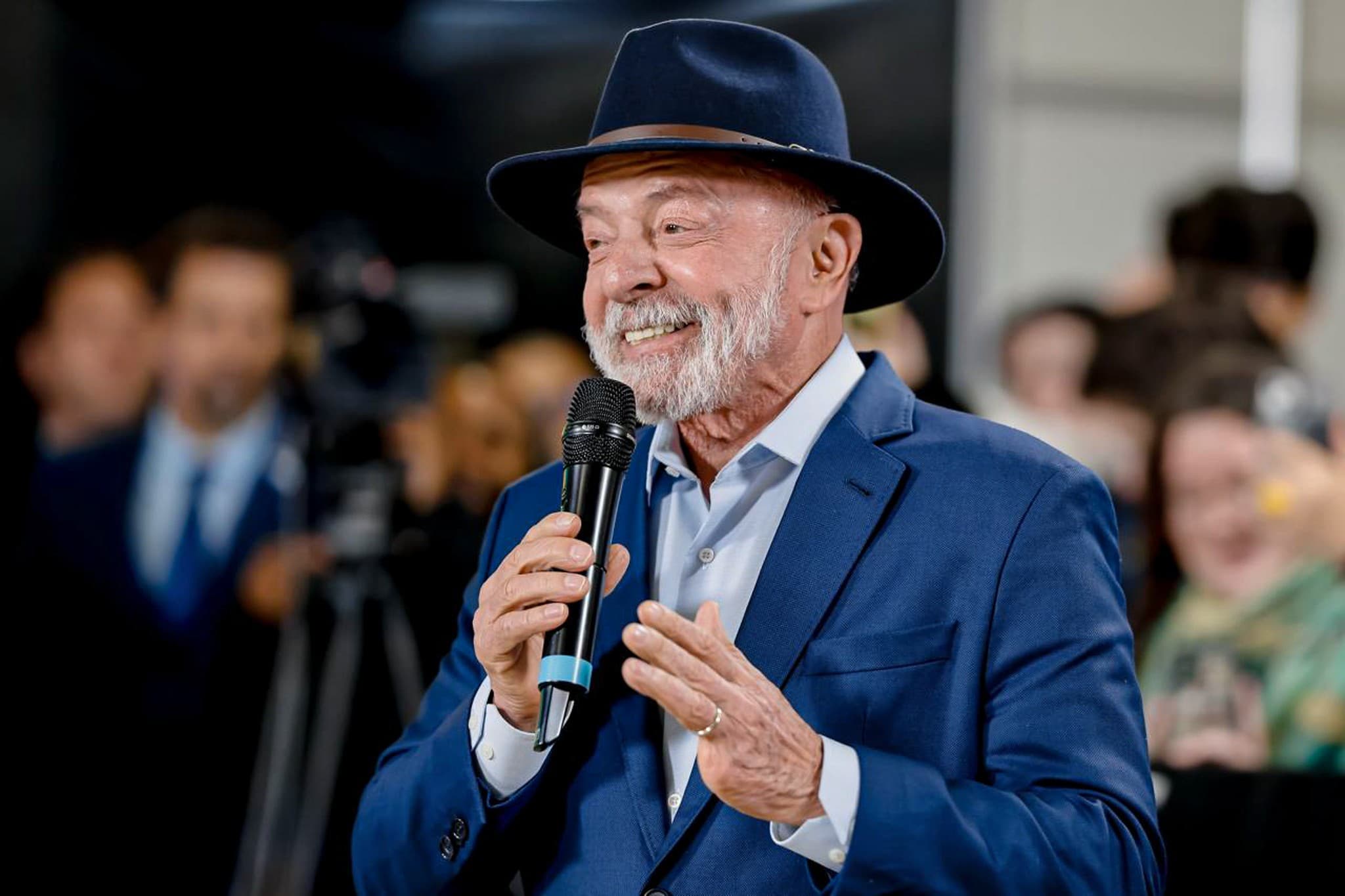 Lula visita a Avibras e discute retomada da indústria bélica