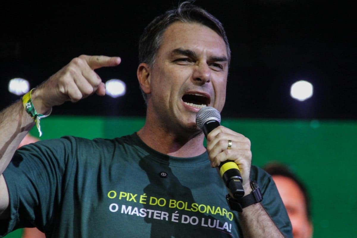 Flávio Bolsonaro intensifica estratégia metapolítica diante de crises