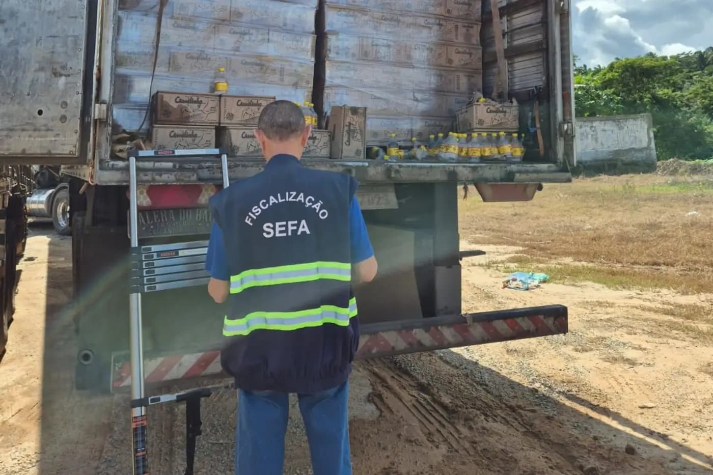 Sefa apreende 5 mil garrafas de cachaça em São Geraldo do Araguaia