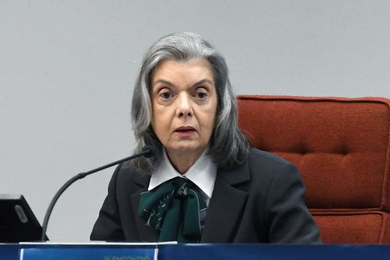 Cármen Lúcia lamenta descrença nas instituições durante encontro