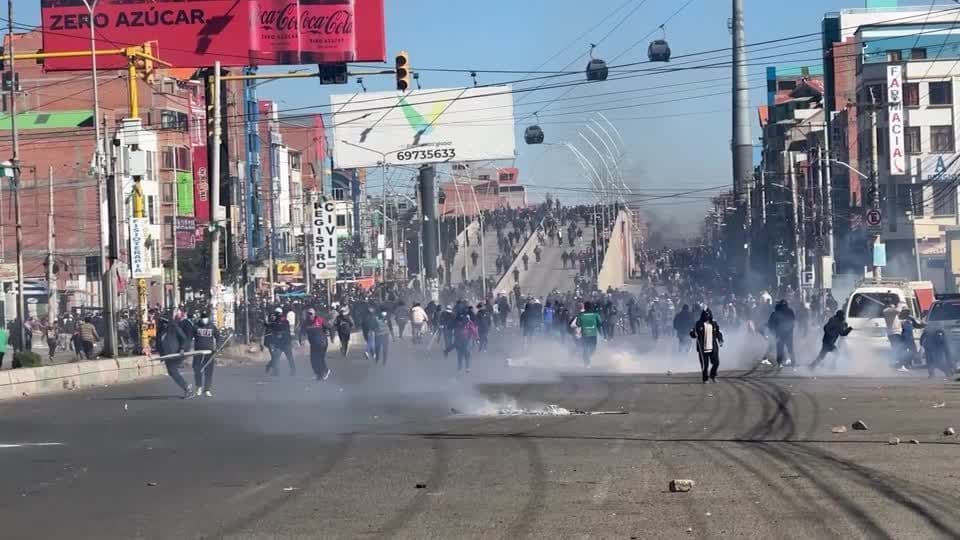Conflitos em El Alto: Manifestantes exigem renúncia de Rodrigo Paz
