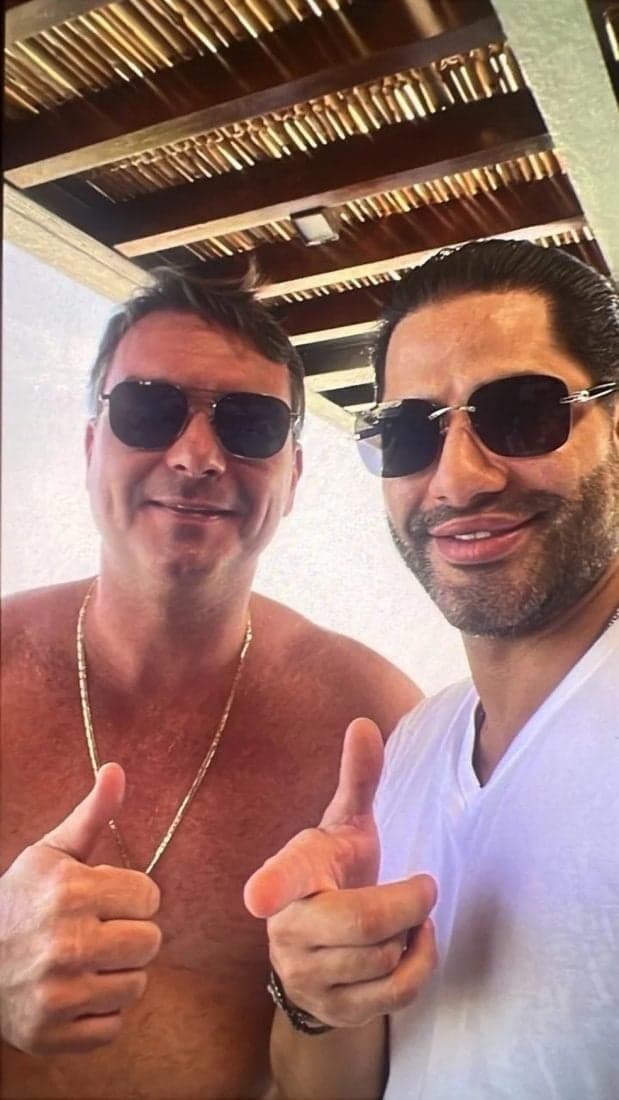 Foto de Flávio Bolsonaro liga senador a grupo de intimidação
