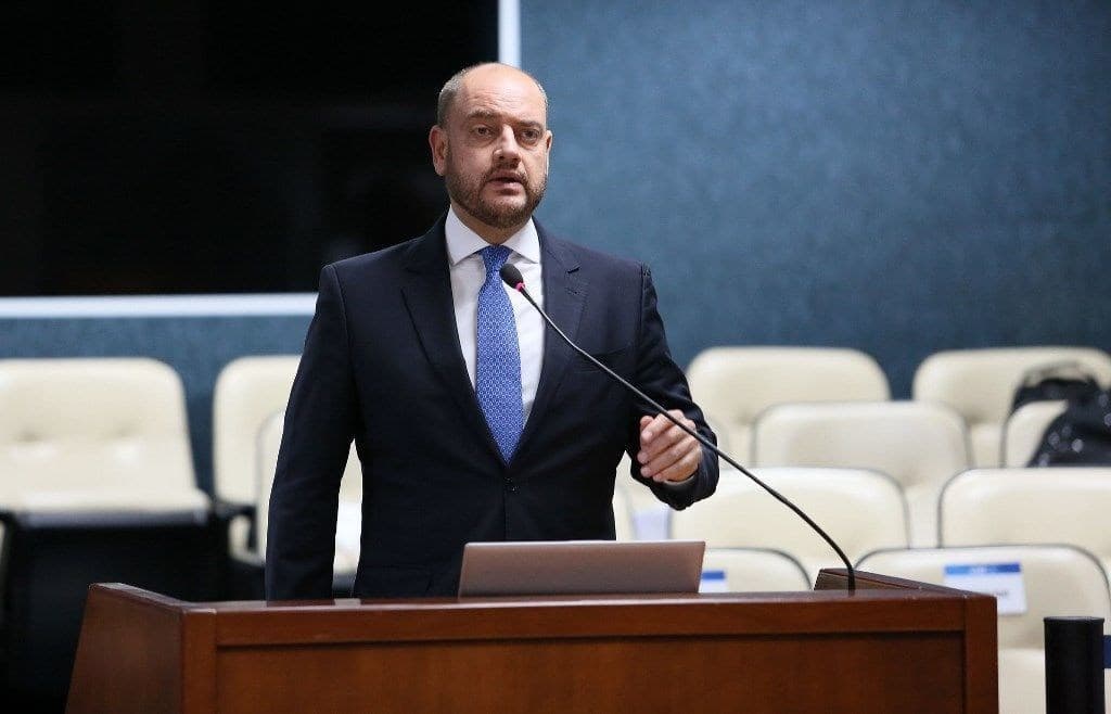 Aprovação do governador interino do Rio chega a 49%