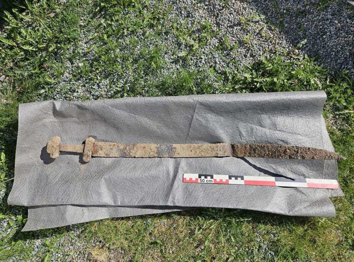 Alunos na Noruega descobrem espada Viking com 1.300 anos