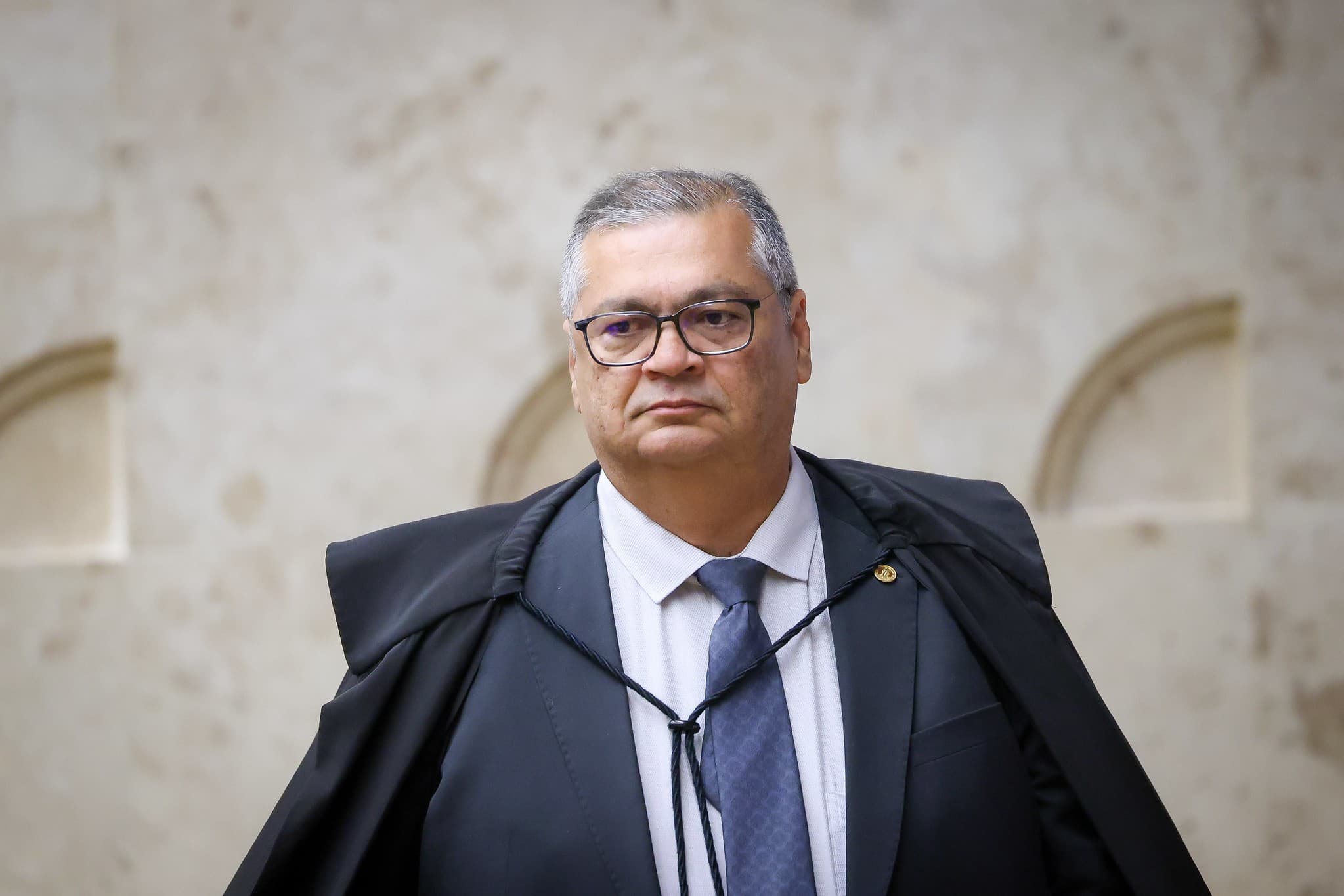Flávio Dino cancela participação em Fórum de Lisboa após fratura
