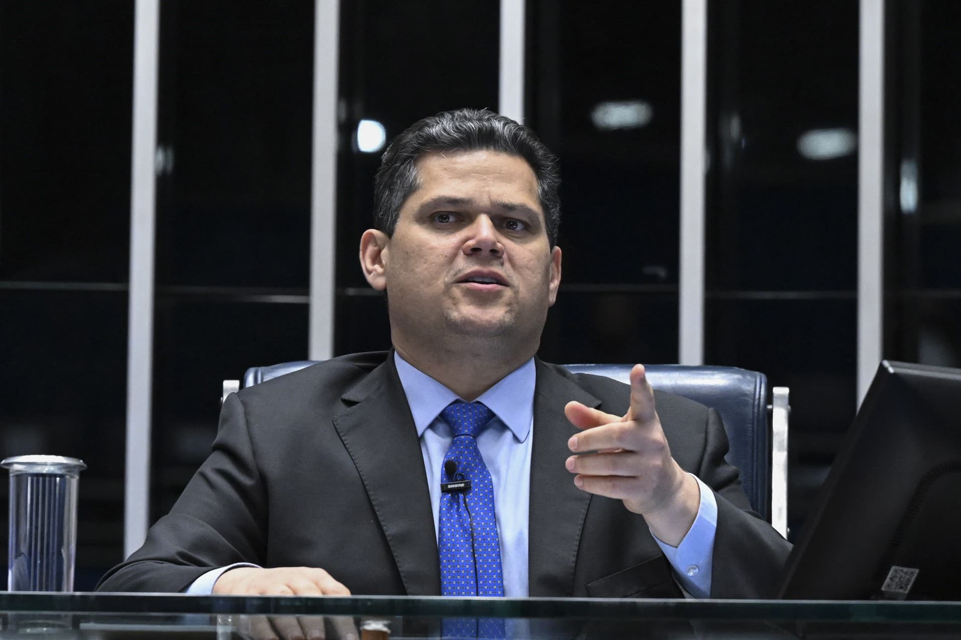 Alcolumbre propõe fim de transição em PEC de redução da jornada