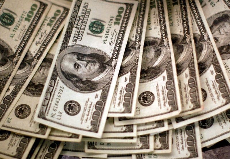 Dólar oscilando próximo da estabilidade nesta segunda-feira