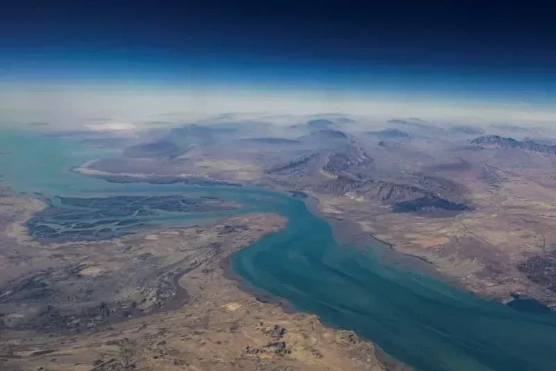 EUA derrubam embarcações iranianas após ataque no Estreito de Ormuz