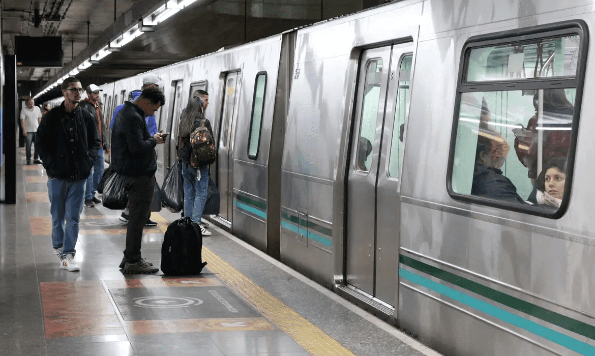 Metrô de São Paulo opera 24h para jogo do Brasil na Copa
