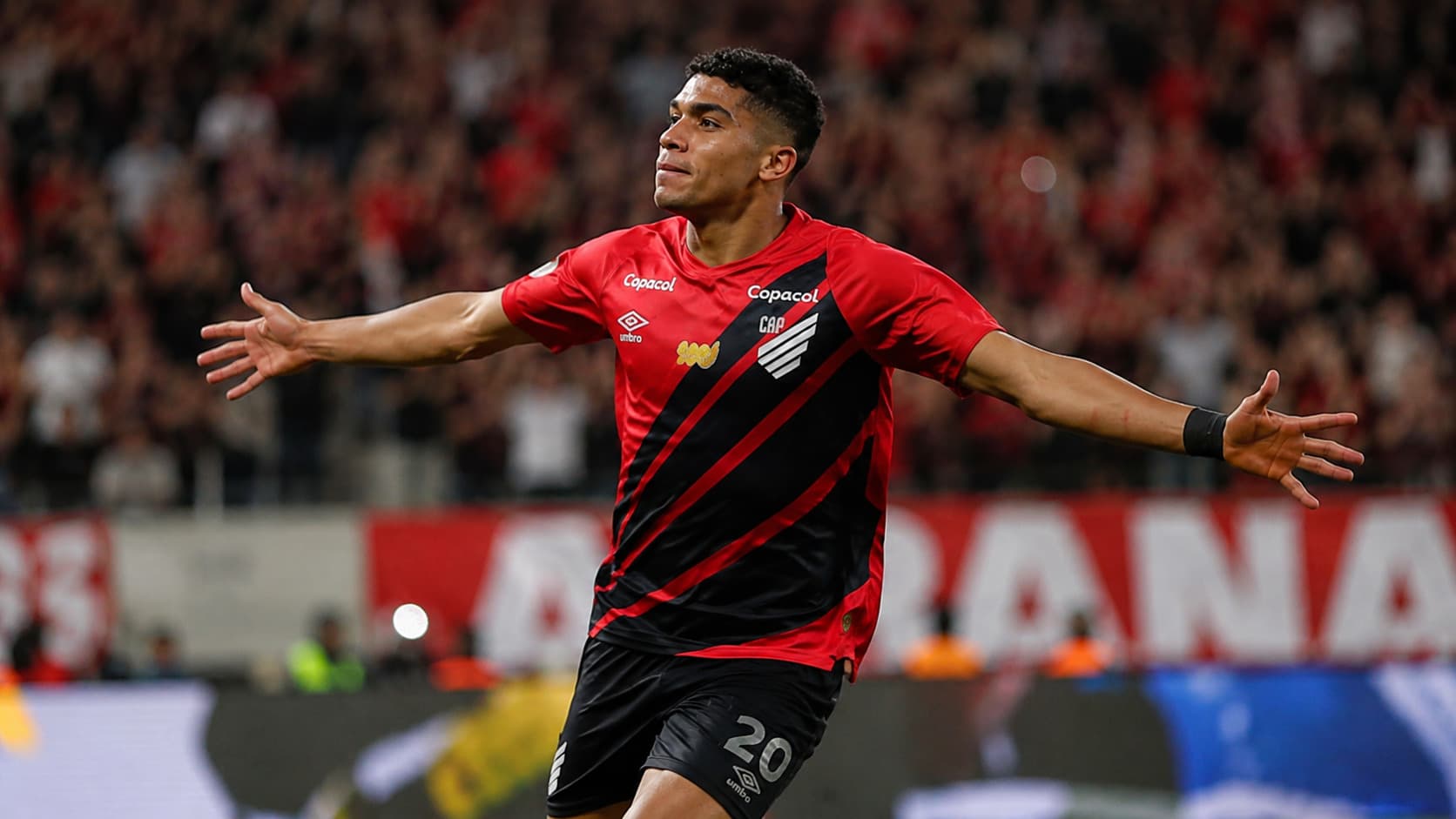 Athletico-PR vence o Bahia com pênalti defendido e se firma no G4 do Brasileirão