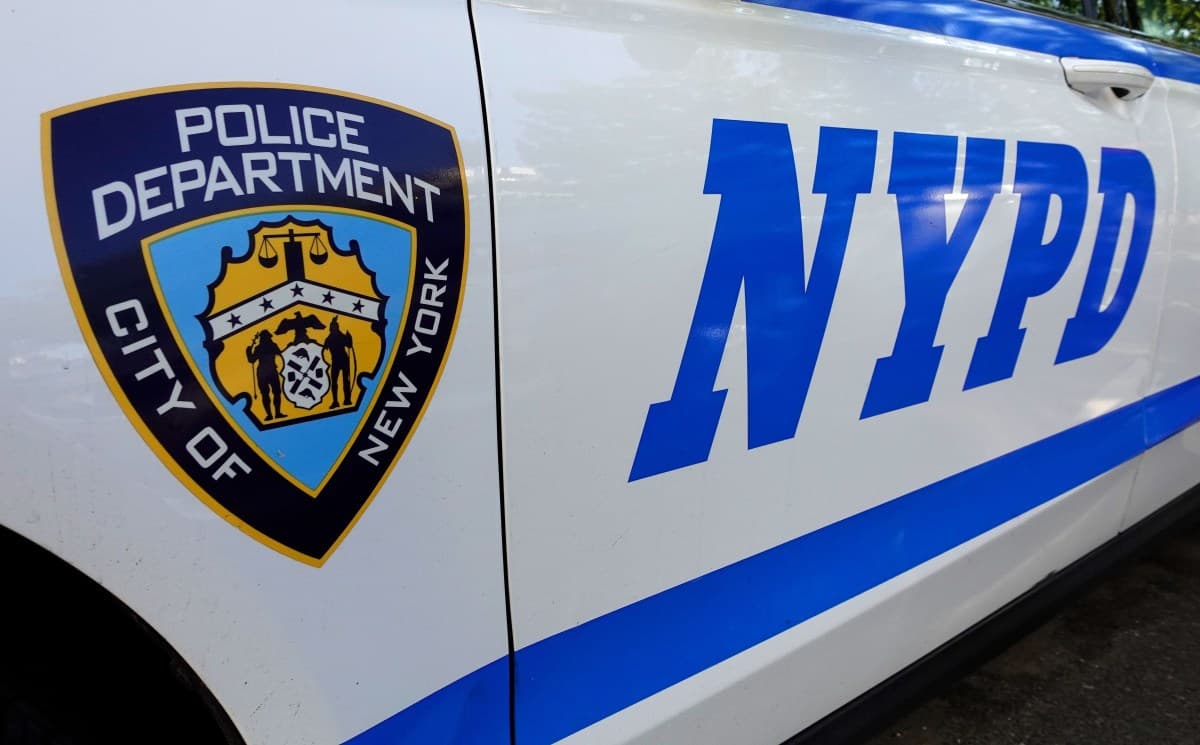 Mulher armada é baleada após atacar pessoas na Times Square