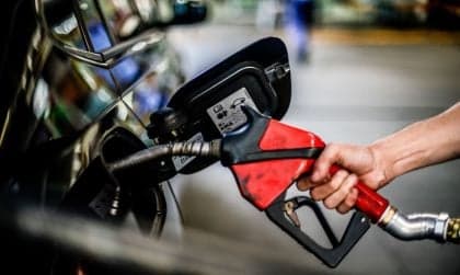 Governo inicia fim de subsídios após queda no preço do petróleo