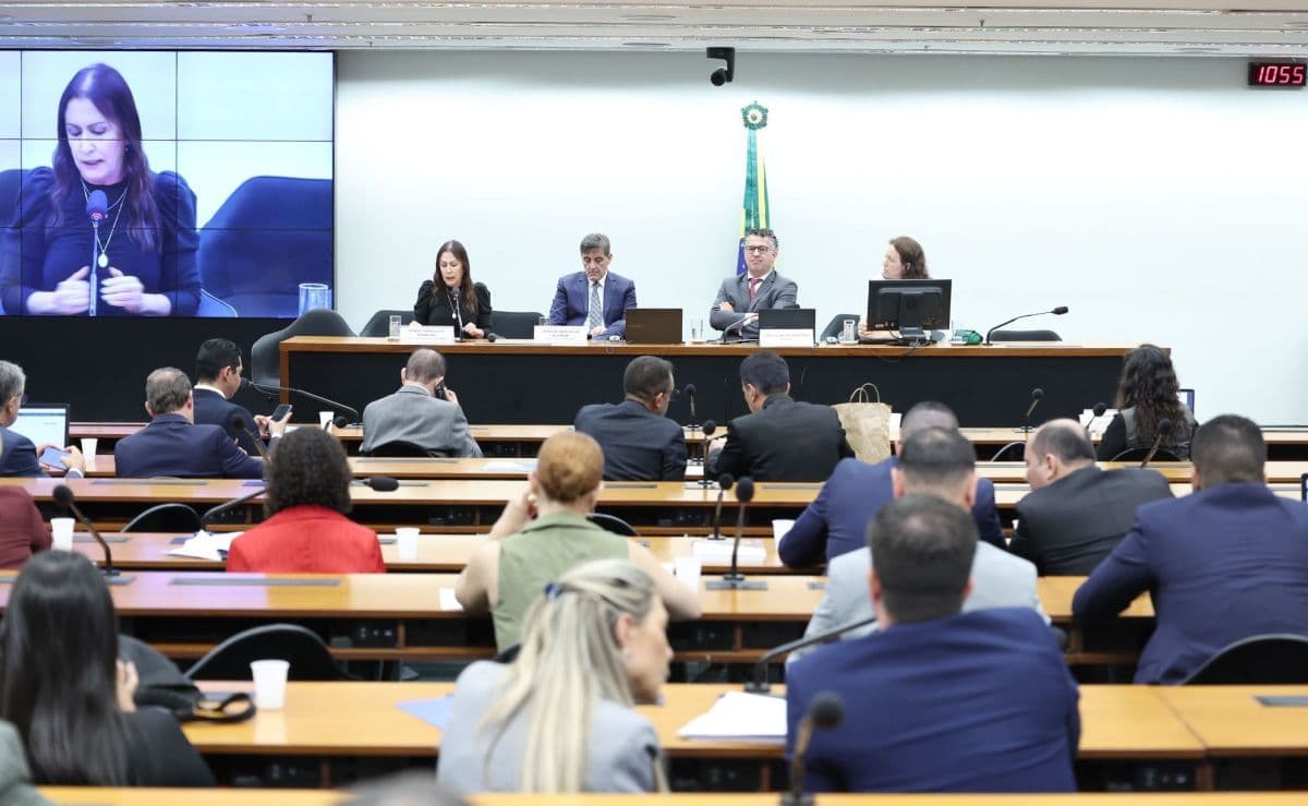 Prates adia votação da PEC sobre jornada de trabalho para 28 de maio