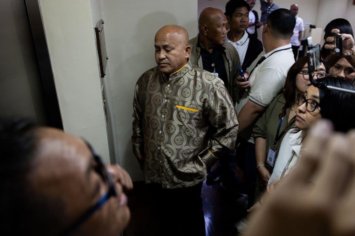 Dela Rosa é procurado por crimes enquanto escapa da prisão no Senado