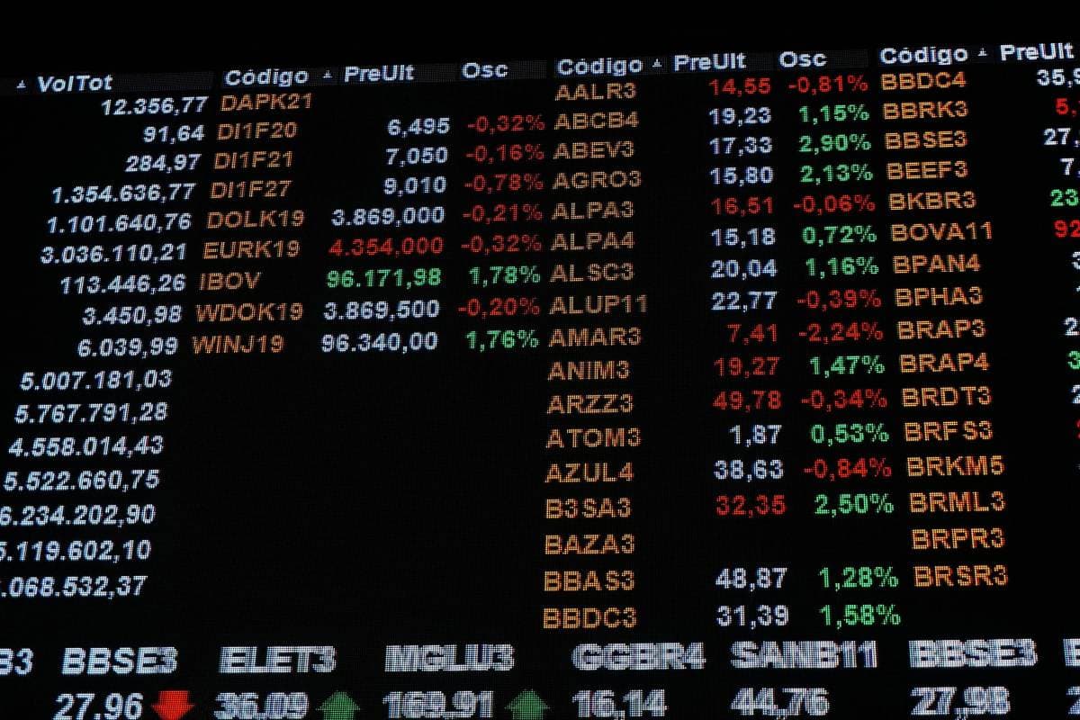 Ibovespa apresenta leve alta, mas Petrobras pressiona resultados